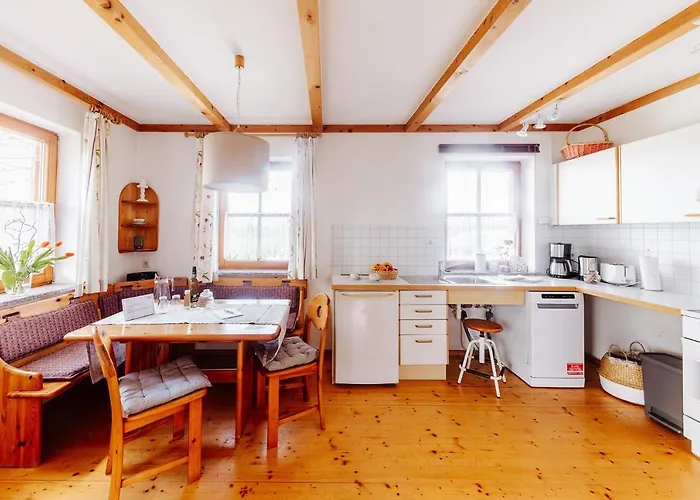 Nora * סנט קנזיאן